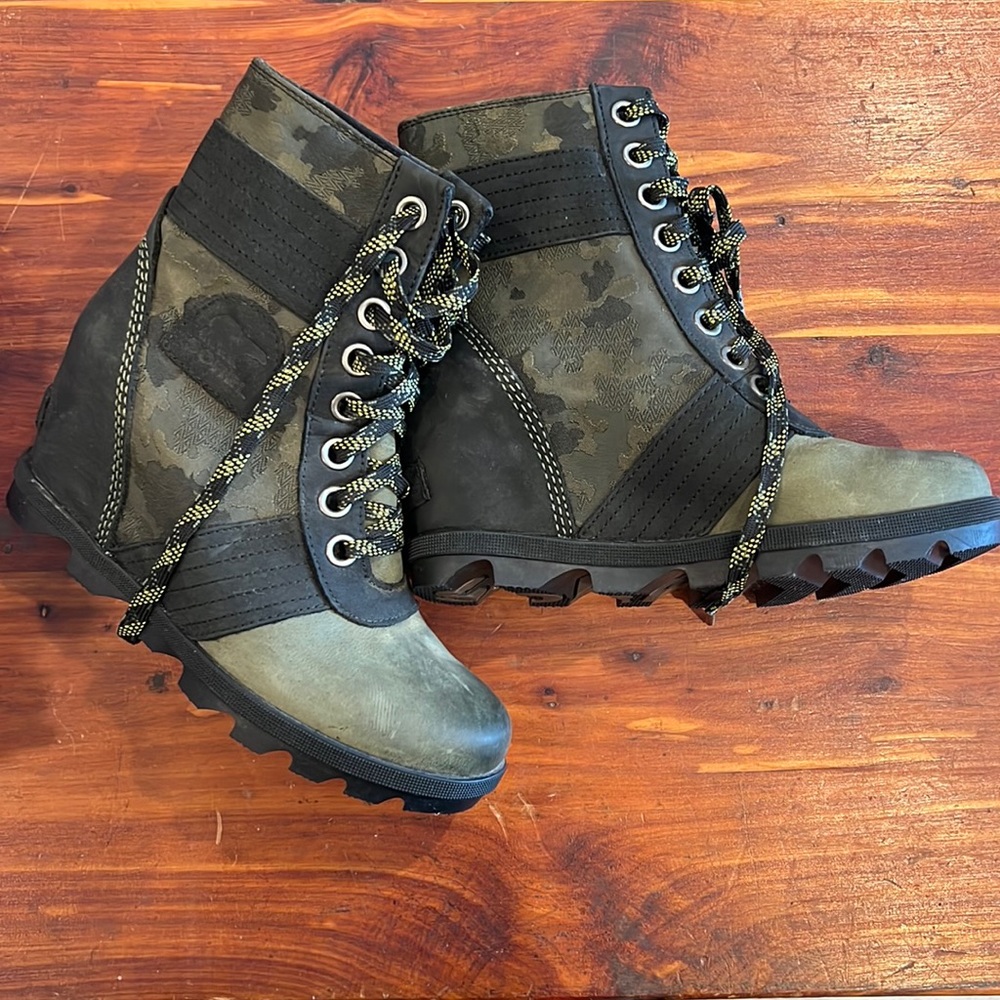 Sorel camo wedges, size 7 US W
